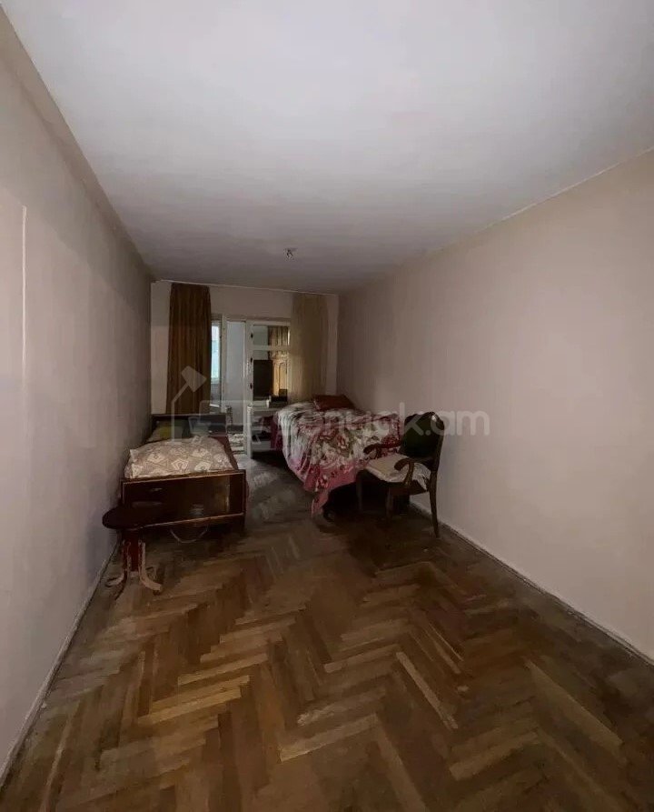 4 Սենյականոց Բնակարան Քարե Շենքում, 80քմ, 3/4 հարկ, Նորմալ Վիճակում