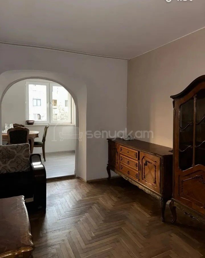 4 Սենյականոց Բնակարան Քարե Շենքում, 80քմ, 3/4 հարկ, Նորմալ Վիճակում