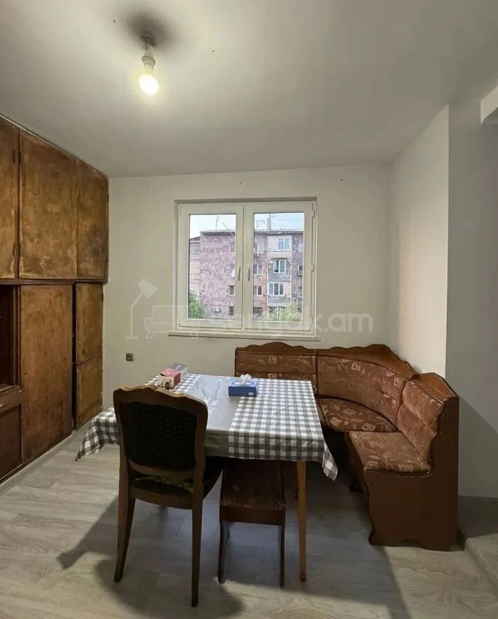 4 Սենյականոց Բնակարան Քարե Շենքում, 80քմ, 3/4 հարկ, Նորմալ Վիճակում