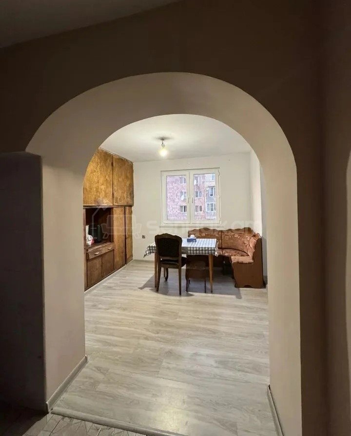 4 Սենյականոց Բնակարան Քարե Շենքում, 80քմ, 3/4 հարկ, Նորմալ Վիճակում