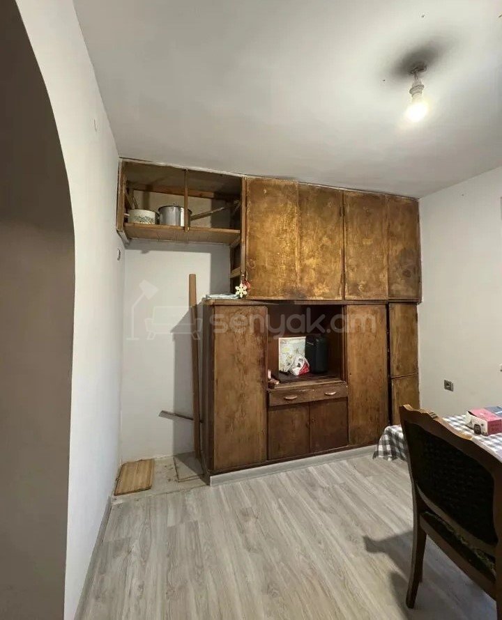 4 Սենյականոց Բնակարան Քարե Շենքում, 80քմ, 3/4 հարկ, Նորմալ Վիճակում