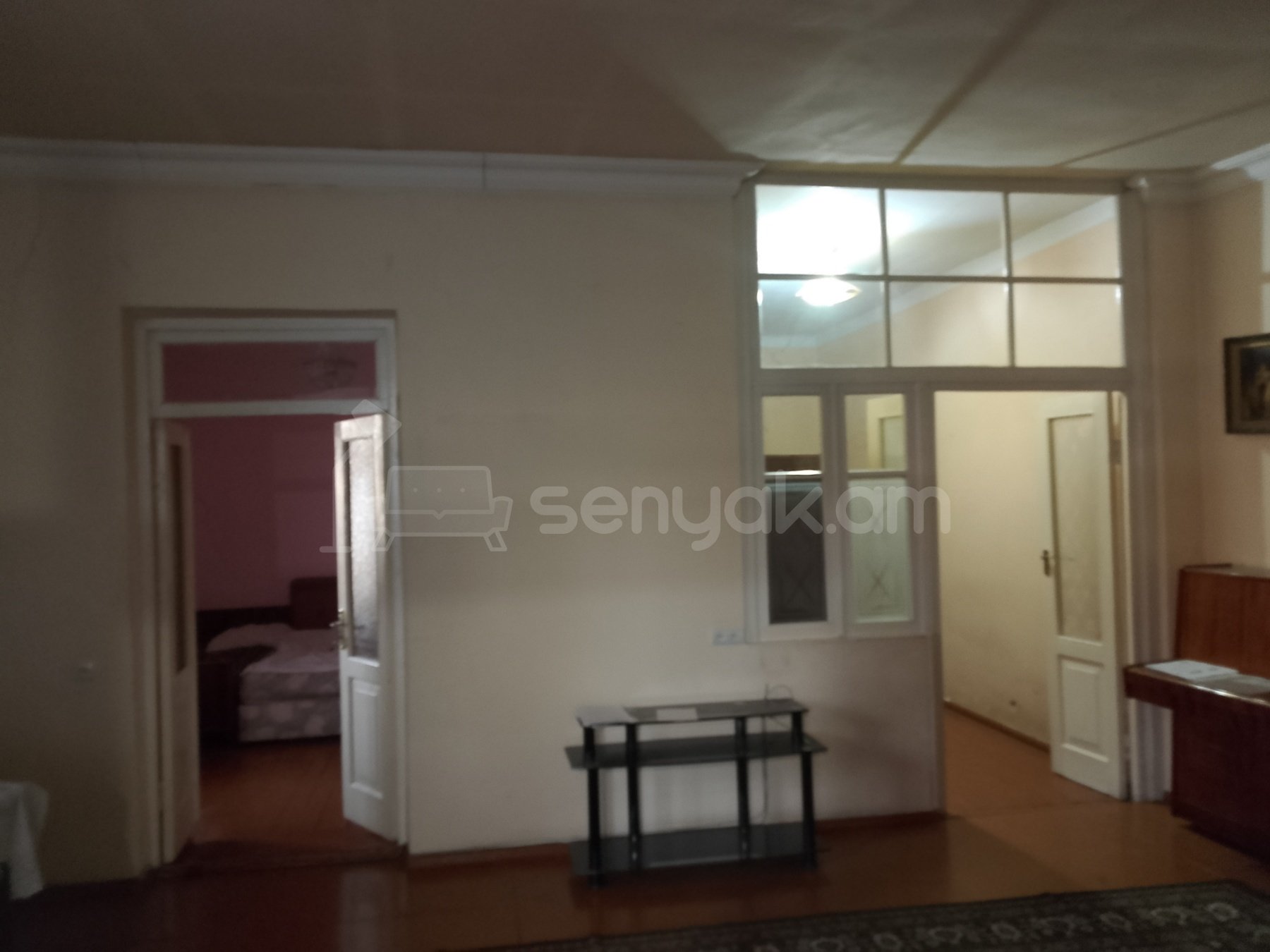 4 Սենյականոց Բնակարան Քարե Շենքում, 110քմ, 1/1 հարկ, Նորմալ Վիճակում, Կահավորված