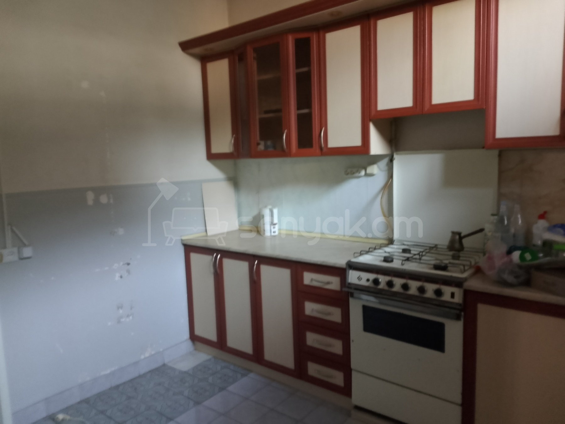 4 Սենյականոց Բնակարան Քարե Շենքում, 110քմ, 1/1 հարկ, Նորմալ Վիճակում, Կահավորված