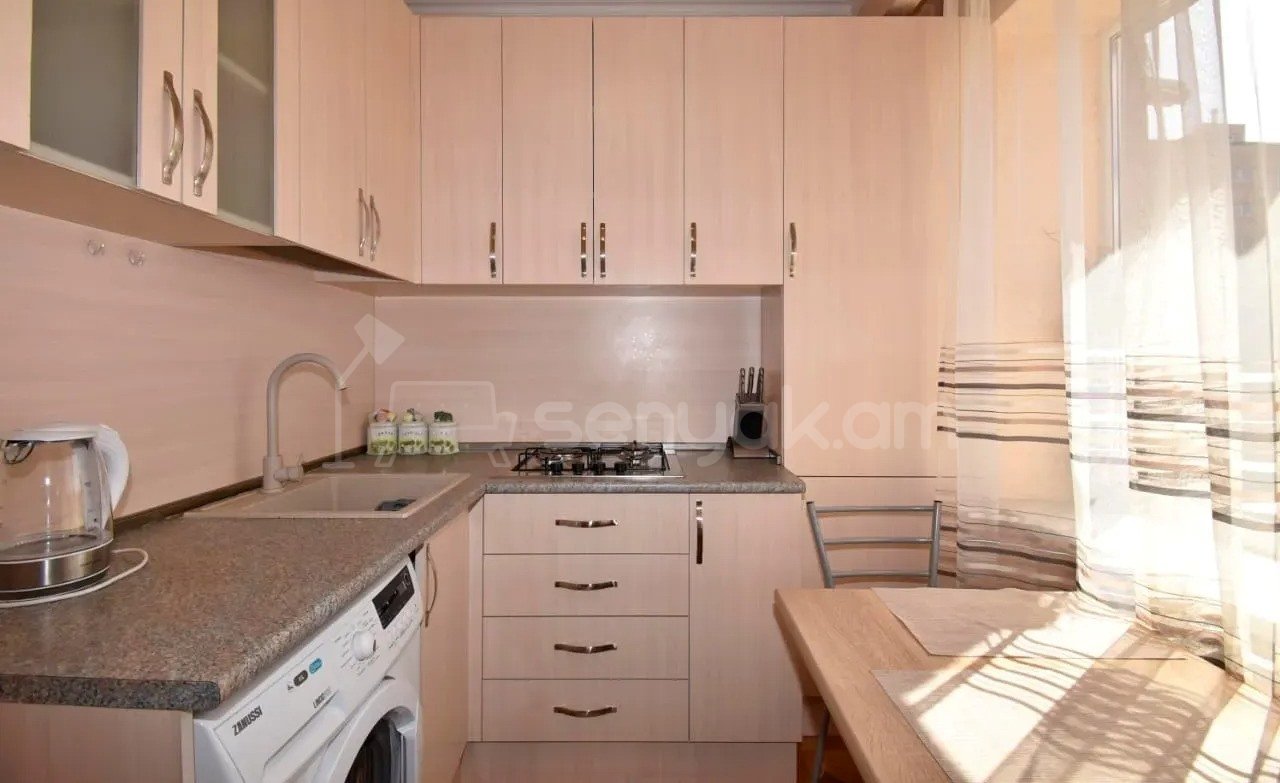 1 Սենյականոց Բնակարան Քարե Շենքում, 40քմ, 4/5 հարկ, Նորմալ Վիճակում