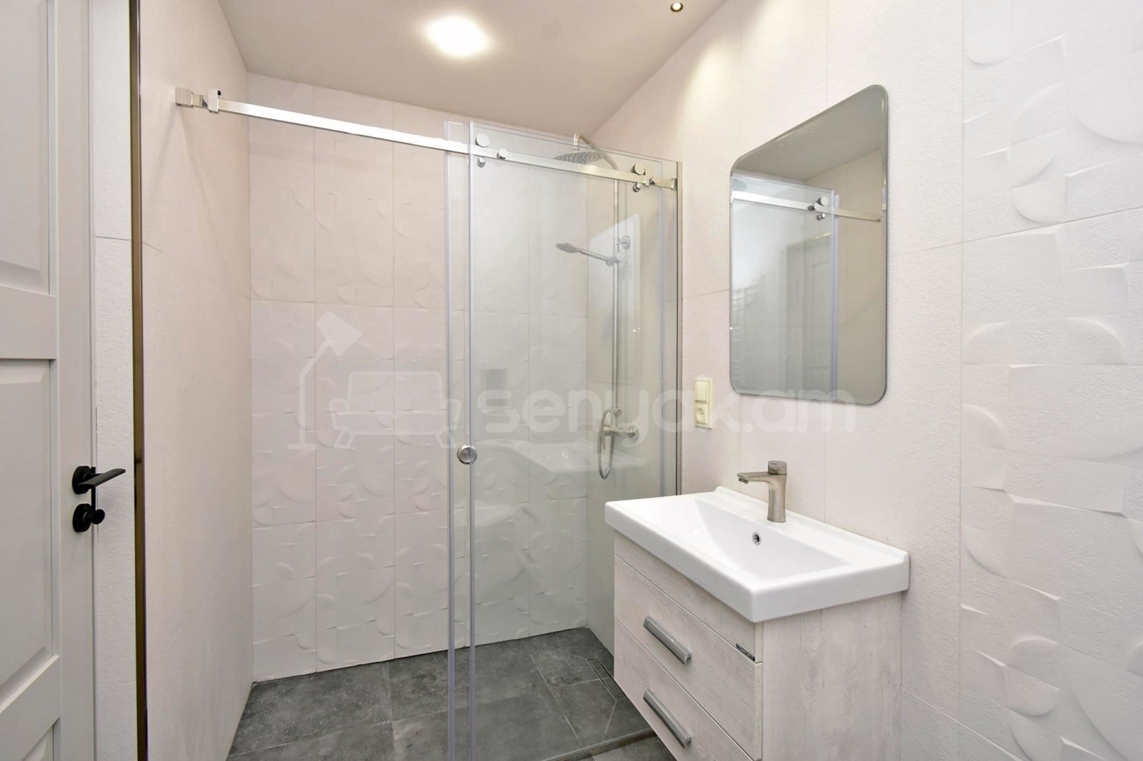 3 Սենյականոց Բնակարան Քարե Շենքում, 61քմ, 2/5 հարկ, Կապիտալ Վերանորոգված