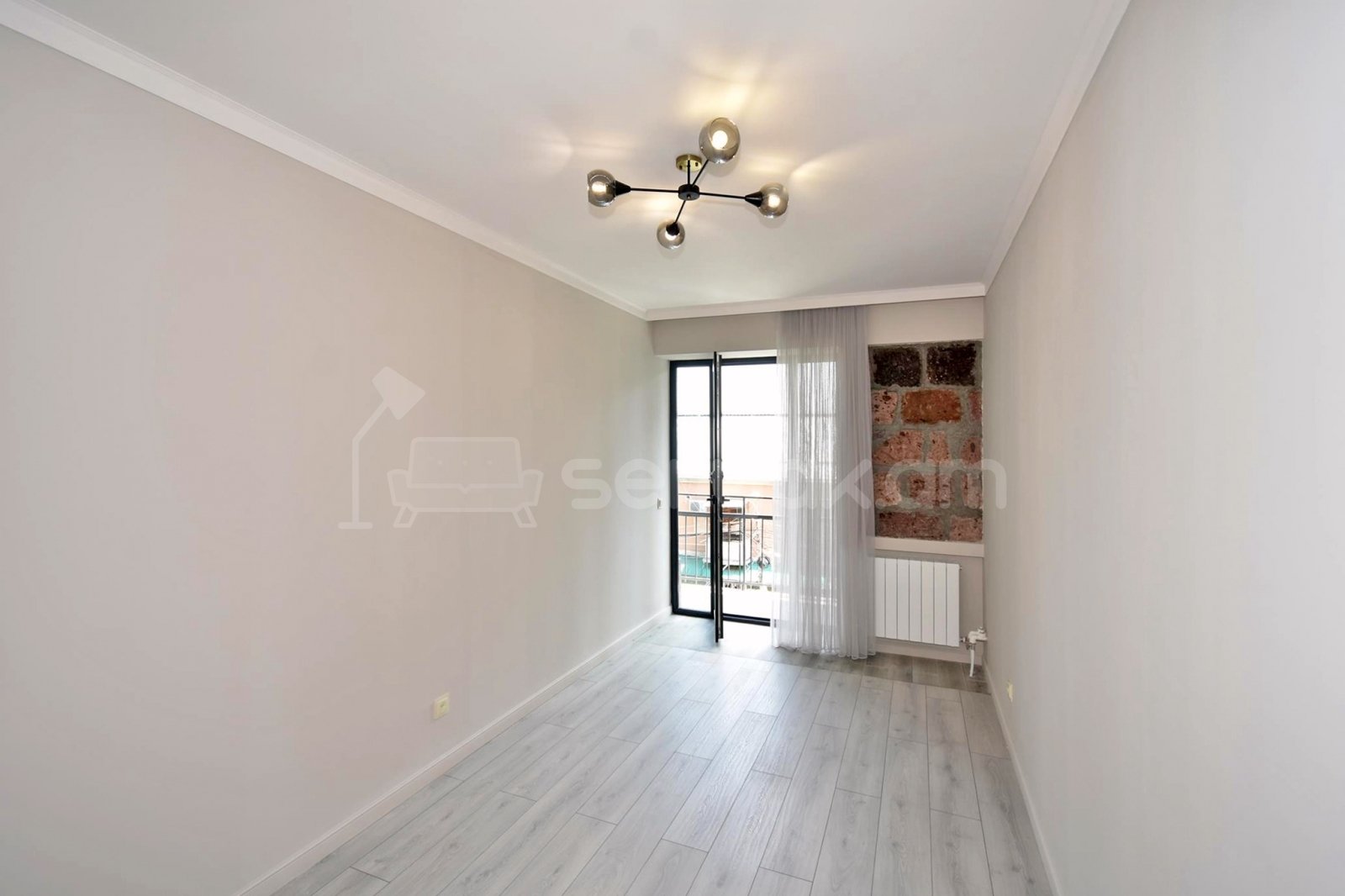 3 Սենյականոց Բնակարան Քարե Շենքում, 61քմ, 2/5 հարկ, Կապիտալ Վերանորոգված