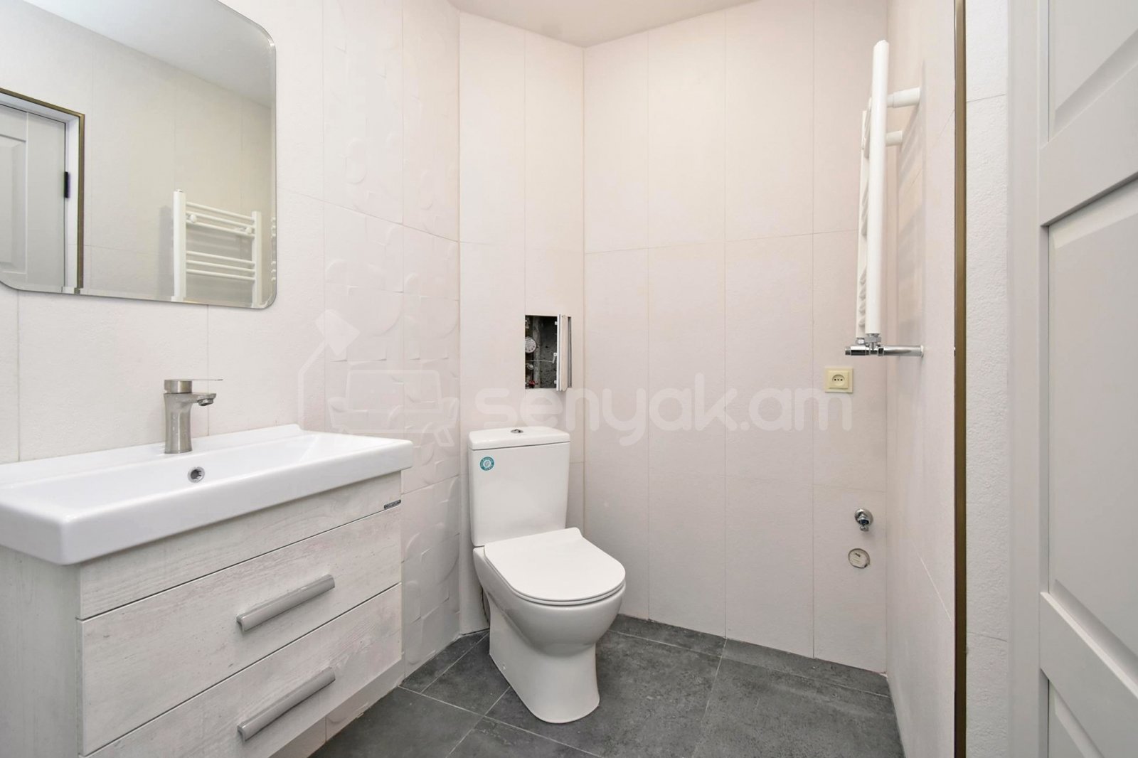 3 Սենյականոց Բնակարան Քարե Շենքում, 61քմ, 2/5 հարկ, Կապիտալ Վերանորոգված