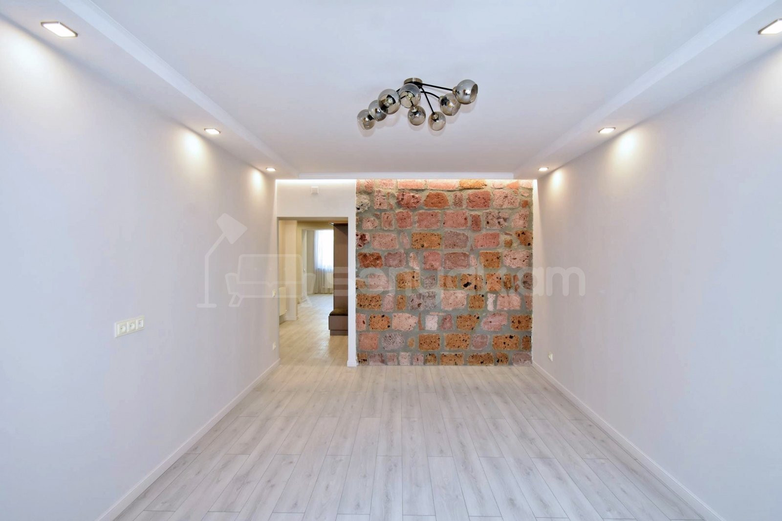 3 Սենյականոց Բնակարան Քարե Շենքում, 61քմ, 2/5 հարկ, Կապիտալ Վերանորոգված