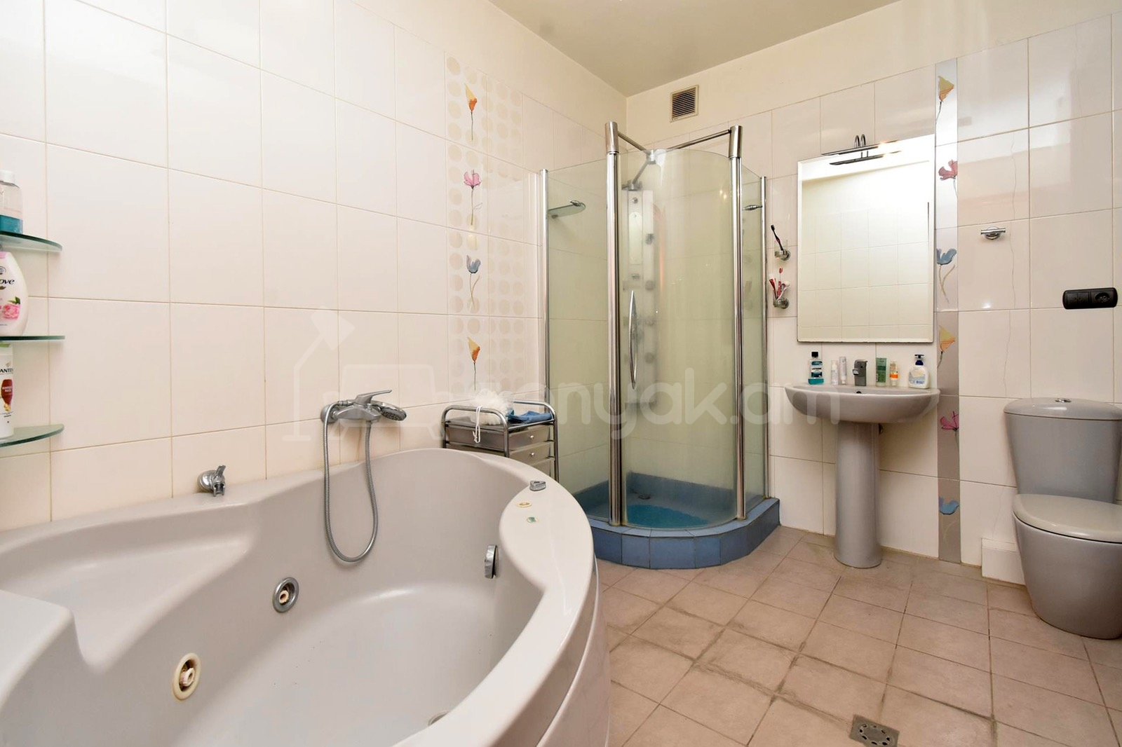 3 Սենյականոց Բնակարան Քարե Շենքում, 90քմ, 4/4 հարկ, Կապիտալ Վերանորոգված, Կահավորված, Արևկող