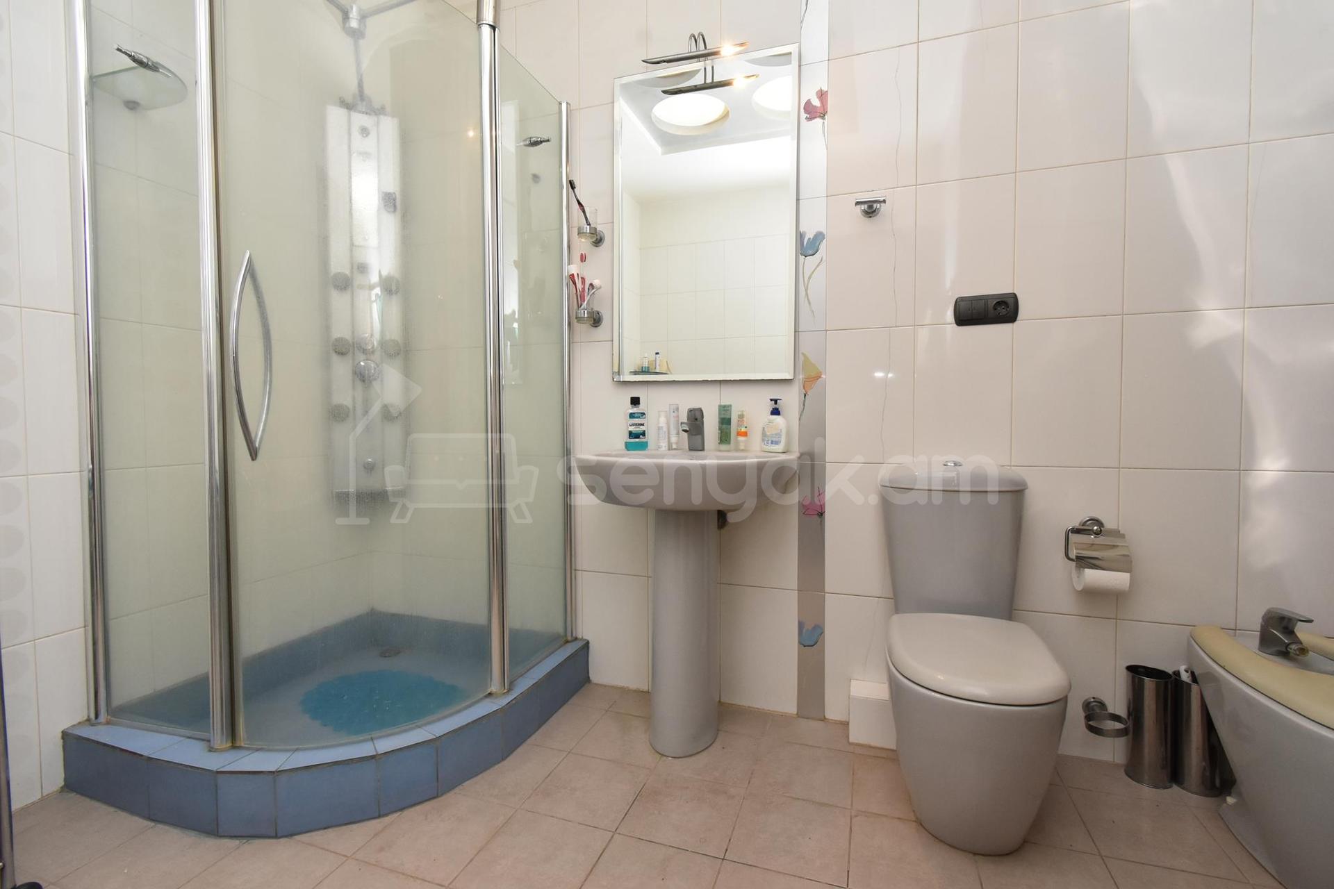 3 Սենյականոց Բնակարան Քարե Շենքում, 90քմ, 4/4 հարկ, Կապիտալ Վերանորոգված, Կահավորված, Արևկող