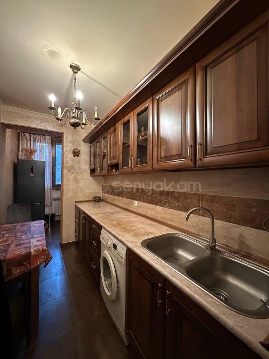 2 Սենյականոց Բնակարան Քարե Շենքում, 70քմ, 5/5 հարկ, Նորմալ Վիճակում, Կահավորված