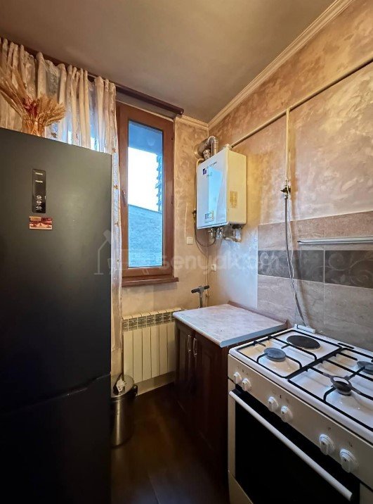 2 Սենյականոց Բնակարան Քարե Շենքում, 70քմ, 5/5 հարկ, Նորմալ Վիճակում, Կահավորված