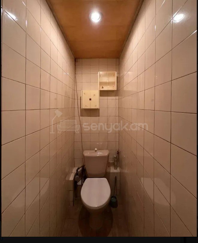 2 Սենյականոց Բնակարան Քարե Շենքում, 70քմ, 5/5 հարկ, Նորմալ Վիճակում, Կահավորված