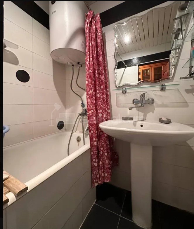 2 Սենյականոց Բնակարան Քարե Շենքում, 70քմ, 5/5 հարկ, Նորմալ Վիճակում, Կահավորված