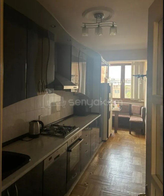 3 Սենյականոց Բնակարան Քարե Շենքում, 80քմ, 2/5 հարկ, Կապիտալ Վերանորոգված, Կահավորված