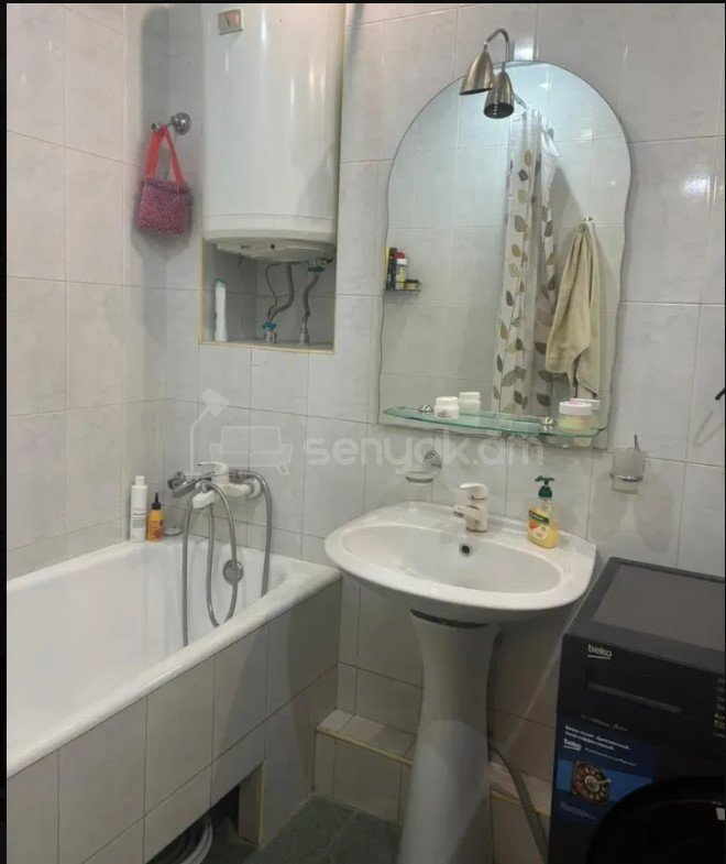 3 Սենյականոց Բնակարան Քարե Շենքում, 80քմ, 2/5 հարկ, Կապիտալ Վերանորոգված, Կահավորված