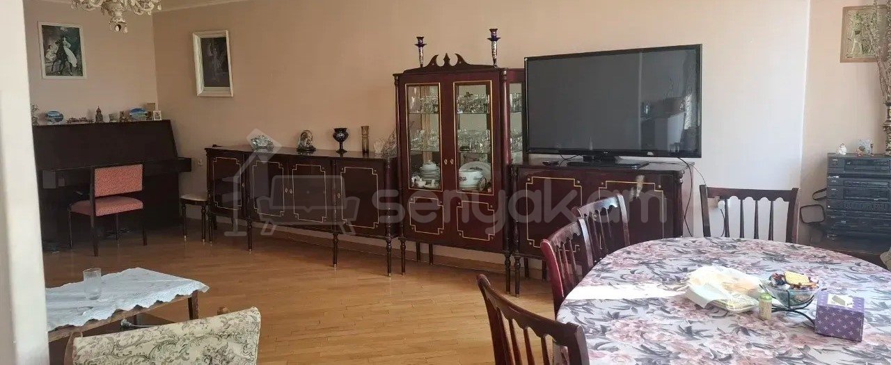 3 Սենյականոց Բնակարան Քարե Շենքում, 92քմ, 3/5 հարկ, Նորմալ Վիճակում