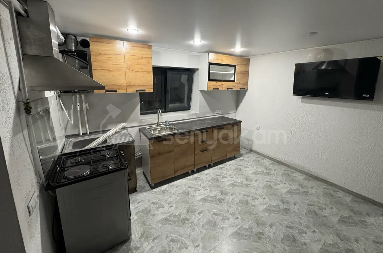 3 Սենյականոց Բնակարան Քարե Շենքում, 68քմ, 1/1 հարկ, Կապիտալ Վերանորոգված, Կահավորված