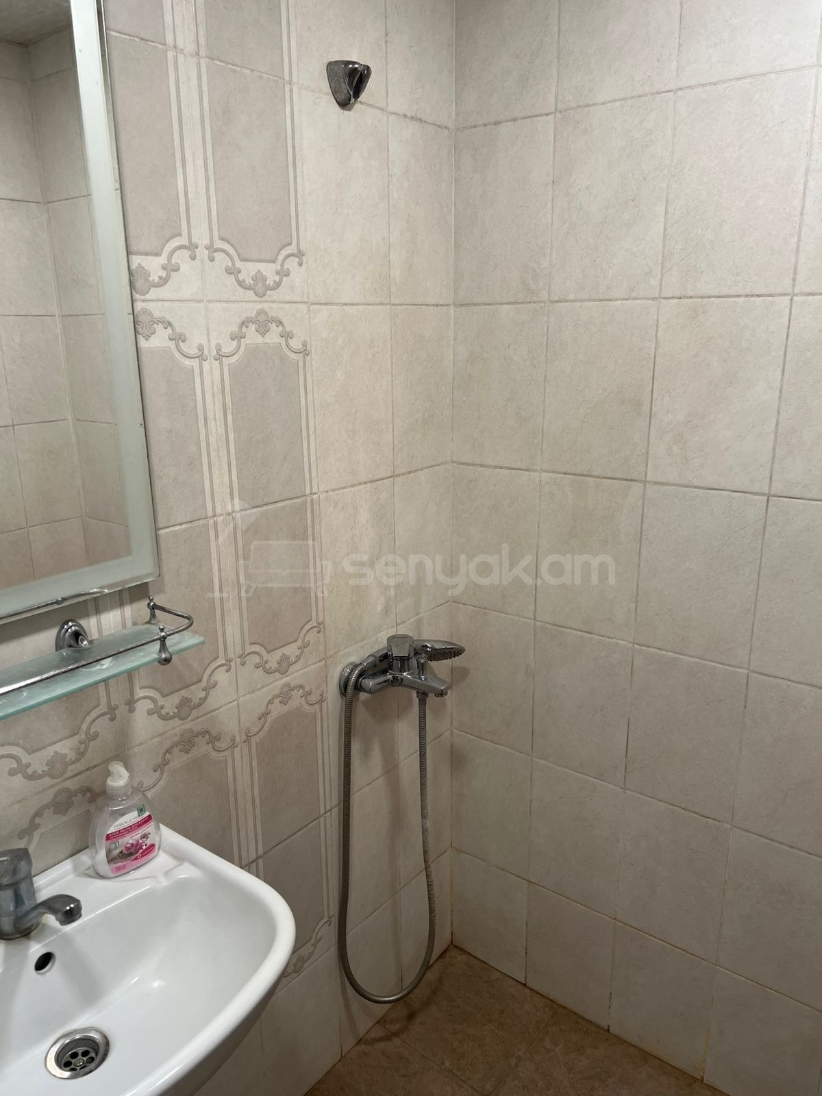 2 Սենյականոց Բնակարան Քարե Շենքում, 70քմ, 2/5 հարկ, Նորմալ Վիճակում, Կահավորված, Արևկող