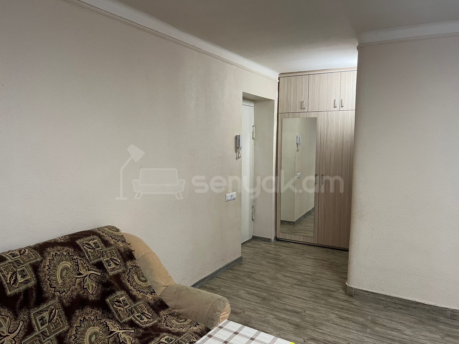 2 Սենյականոց Բնակարան Քարե Շենքում, 70քմ, 2/5 հարկ, Նորմալ Վիճակում, Կահավորված, Արևկող