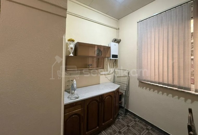 1 Սենյականոց Բնակարան Քարե Շենքում, 40քմ, 2/4 հարկ, Նորմալ Վիճակում, Կահավորված, Արևկող