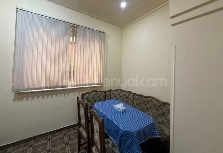 1 Սենյականոց Բնակարան Քարե Շենքում, 40քմ, 2/4 հարկ, Նորմալ Վիճակում, Կահավորված, Արևկող