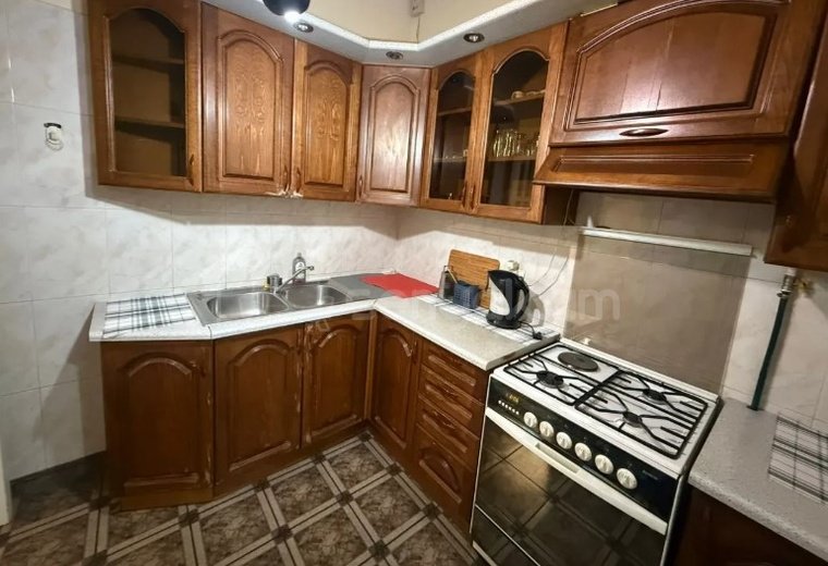 1 Սենյականոց Բնակարան Քարե Շենքում, 40քմ, 2/4 հարկ, Նորմալ Վիճակում, Կահավորված, Արևկող