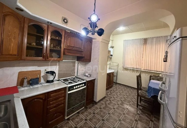 1 Սենյականոց Բնակարան Քարե Շենքում, 40քմ, 2/4 հարկ, Նորմալ Վիճակում, Կահավորված, Արևկող