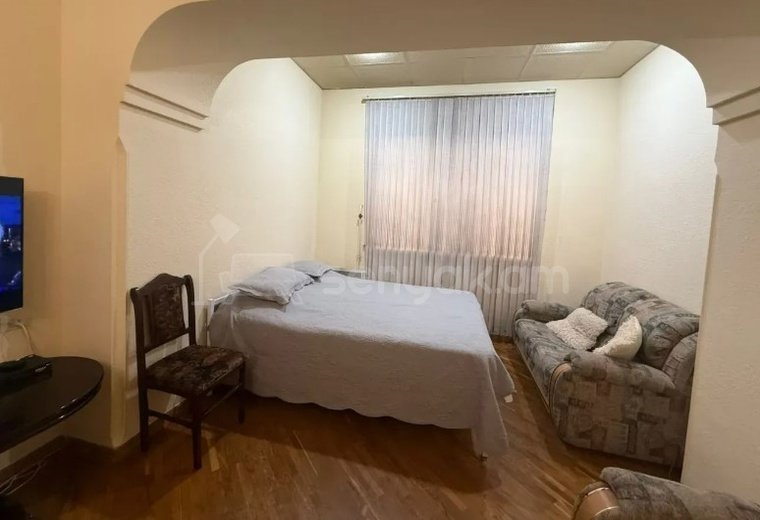 1 Սենյականոց Բնակարան Քարե Շենքում, 40քմ, 2/4 հարկ, Նորմալ Վիճակում, Կահավորված, Արևկող