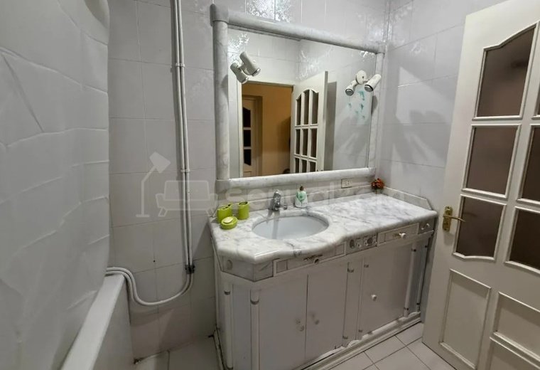 1 Սենյականոց Բնակարան Քարե Շենքում, 40քմ, 2/4 հարկ, Նորմալ Վիճակում, Կահավորված, Արևկող