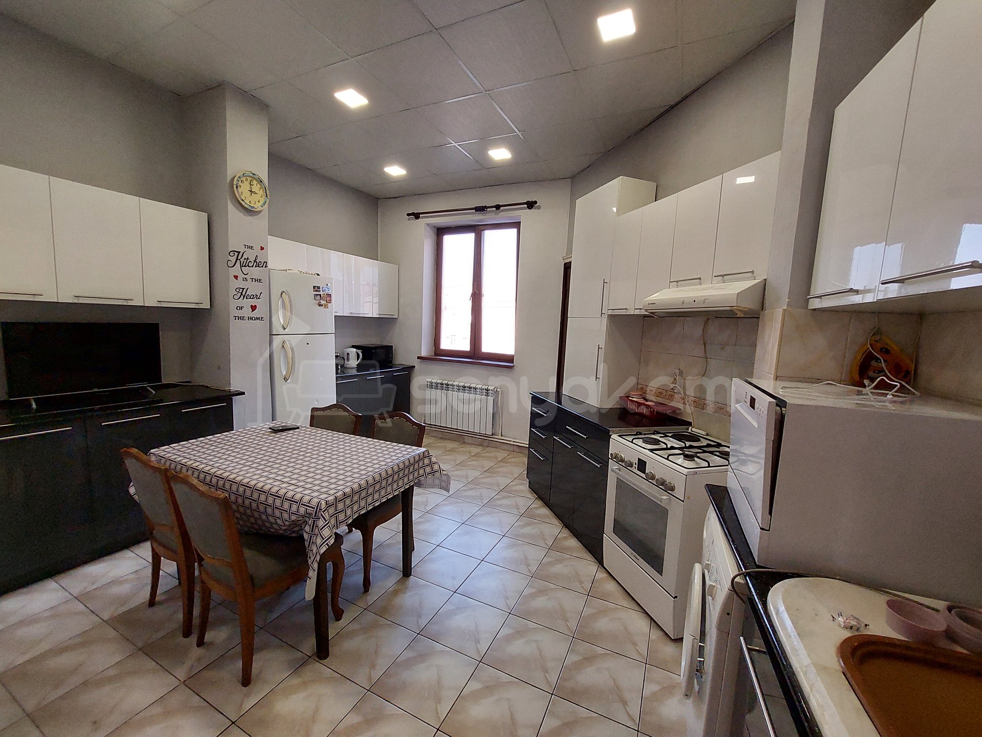 3 Սենյականոց Բնակարան Քարե Շենքում, 80քմ, 5/5 հարկ, Նորմալ Վիճակում, Կահավորված