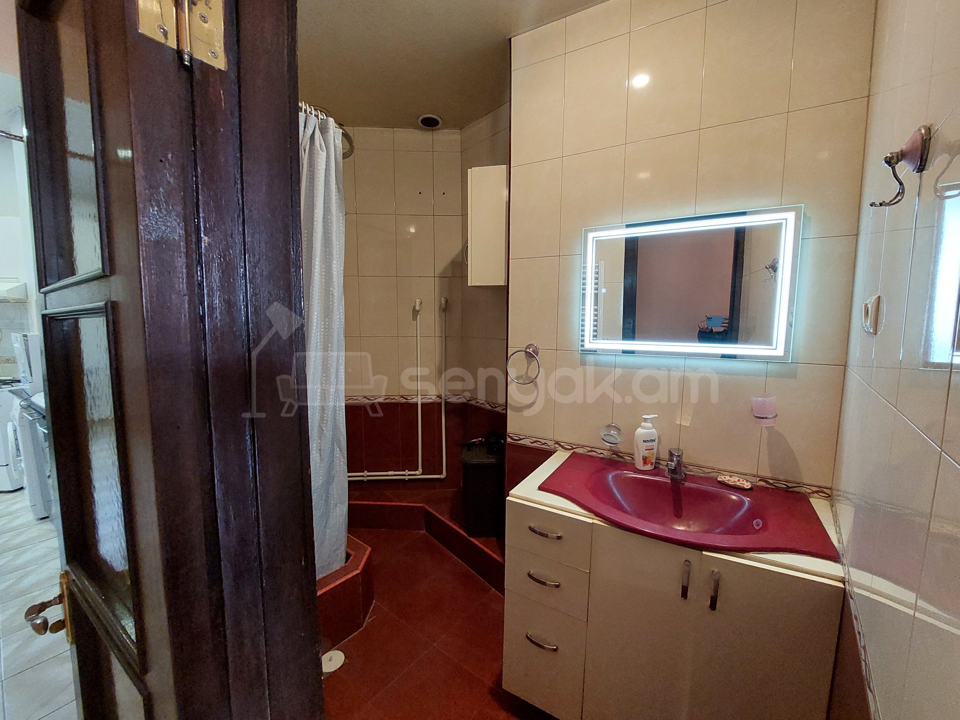 3 Սենյականոց Բնակարան Քարե Շենքում, 80քմ, 5/5 հարկ, Նորմալ Վիճակում, Կահավորված