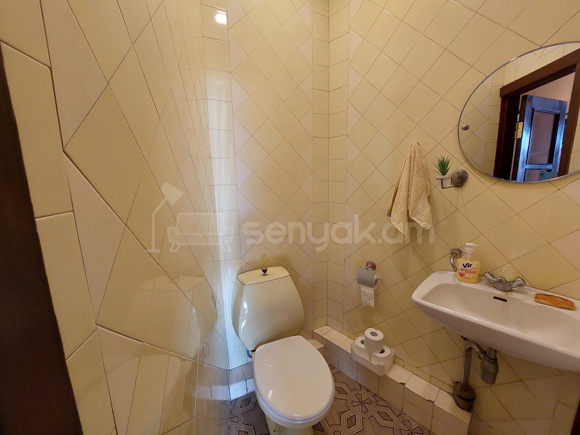 3 Սենյականոց Բնակարան Քարե Շենքում, 80քմ, 5/5 հարկ, Նորմալ Վիճակում, Կահավորված