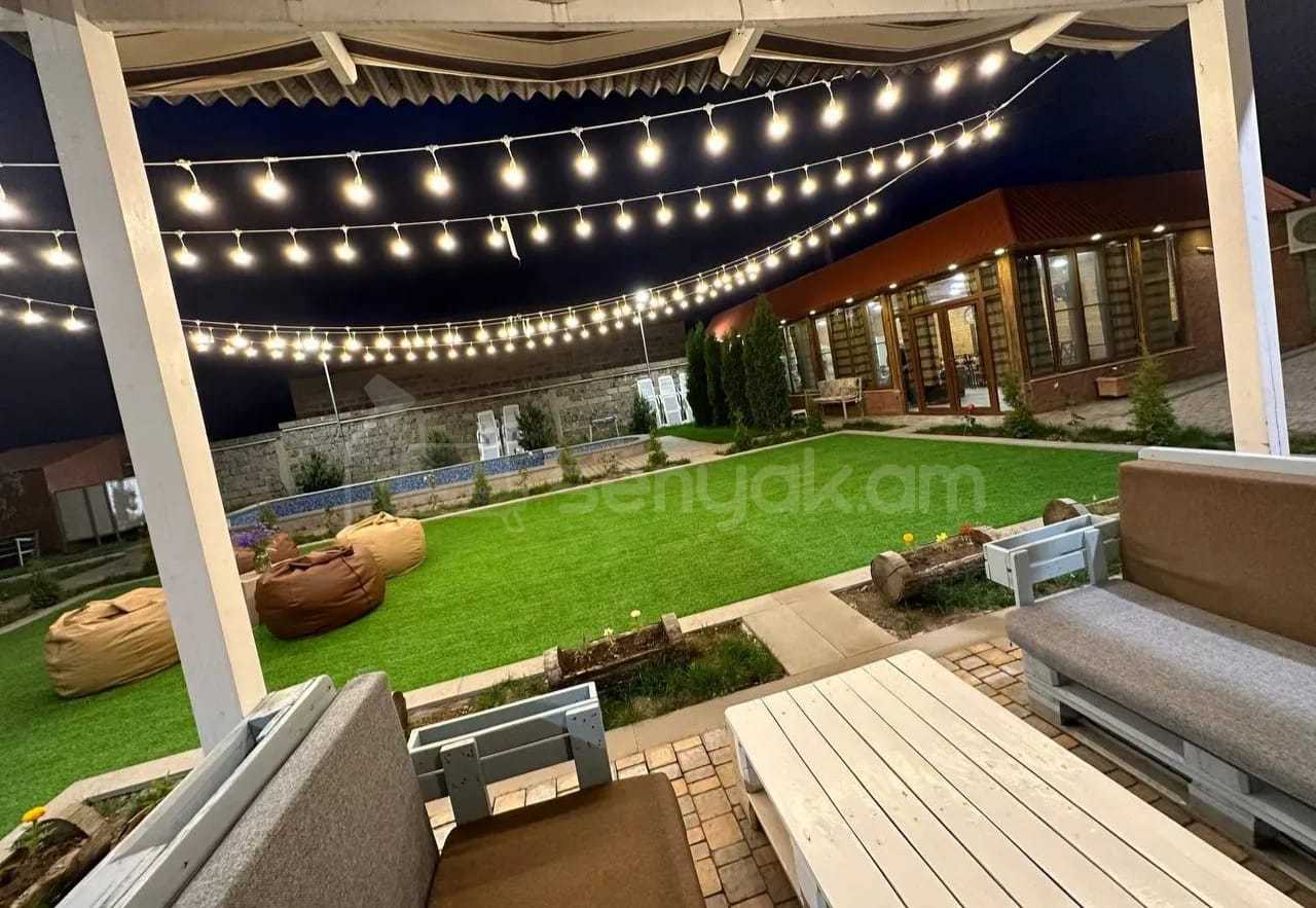 1 Սենյականոց Ամառանոց, 200քմ, Լողավազանով