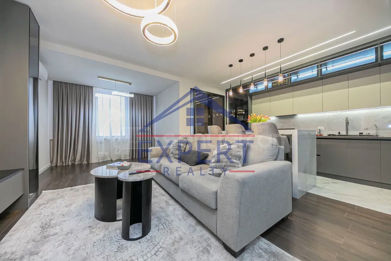 3 Սենյականոց Բնակարան Քարե Շենքում, 92քմ, 5/5 հարկ, Դիզայներական Վերանորոգված