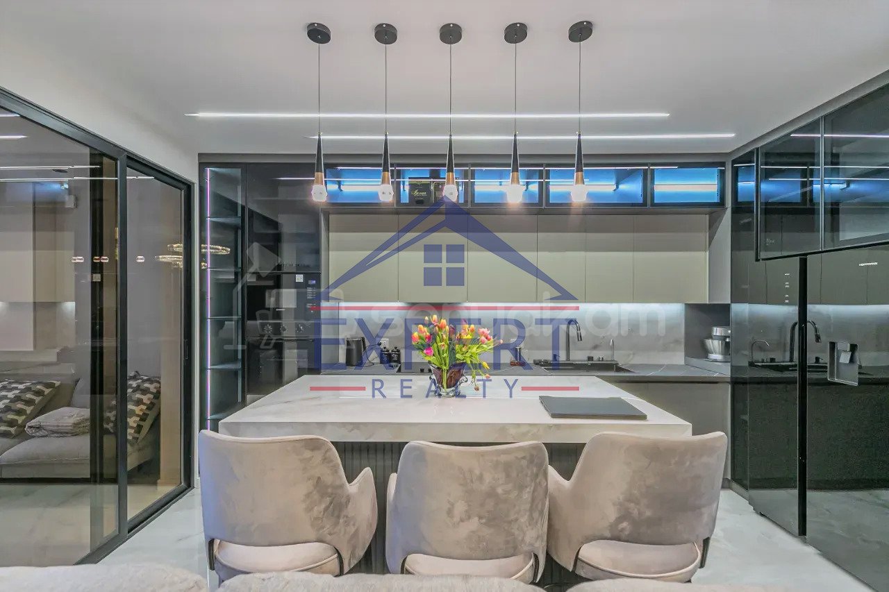 3 Սենյականոց Բնակարան Քարե Շենքում, 92քմ, 5/5 հարկ, Դիզայներական Վերանորոգված