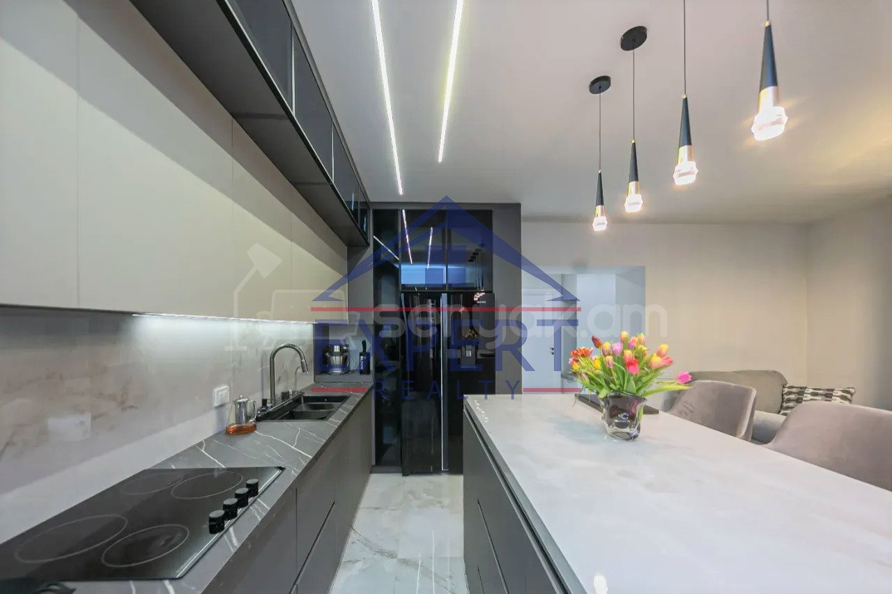 3 Սենյականոց Բնակարան Քարե Շենքում, 92քմ, 5/5 հարկ, Դիզայներական Վերանորոգված