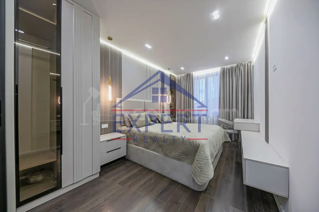 3 Սենյականոց Բնակարան Քարե Շենքում, 92քմ, 5/5 հարկ, Դիզայներական Վերանորոգված