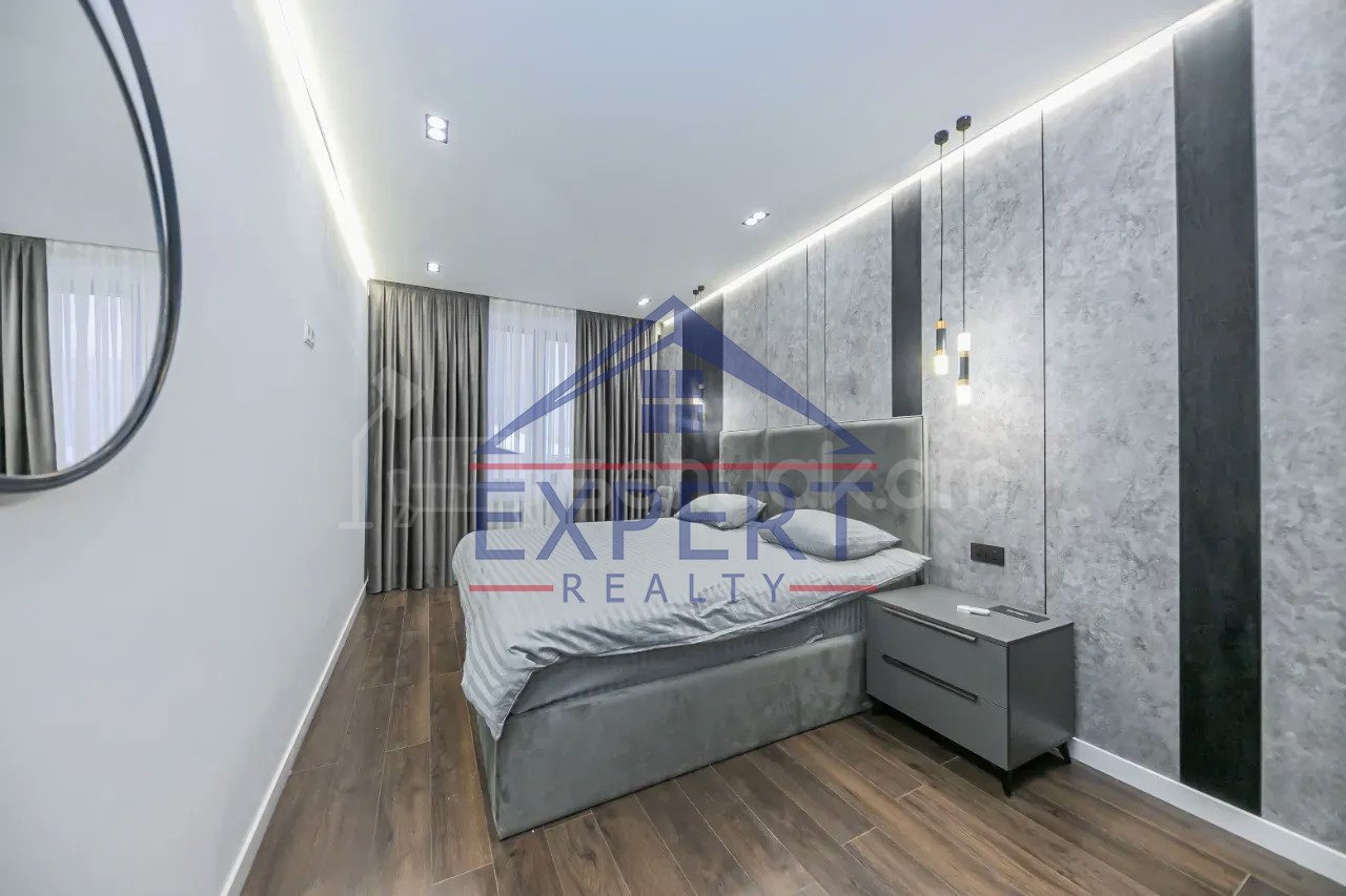 3 Սենյականոց Բնակարան Քարե Շենքում, 92քմ, 5/5 հարկ, Դիզայներական Վերանորոգված