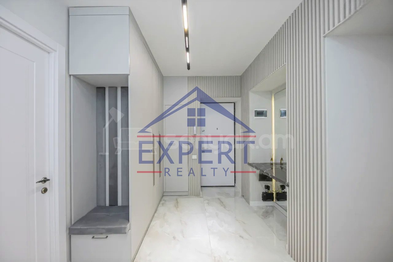 3 Սենյականոց Բնակարան Քարե Շենքում, 92քմ, 5/5 հարկ, Դիզայներական Վերանորոգված