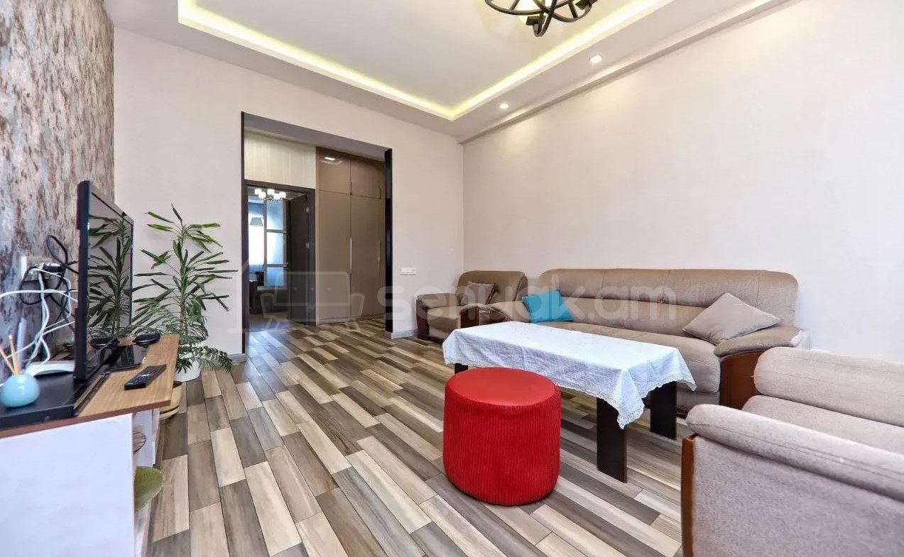 3 Սենյականոց Բնակարան Քարե Շենքում, 90քմ, 4/5 հարկ, Դիզայներական Վերանորոգված