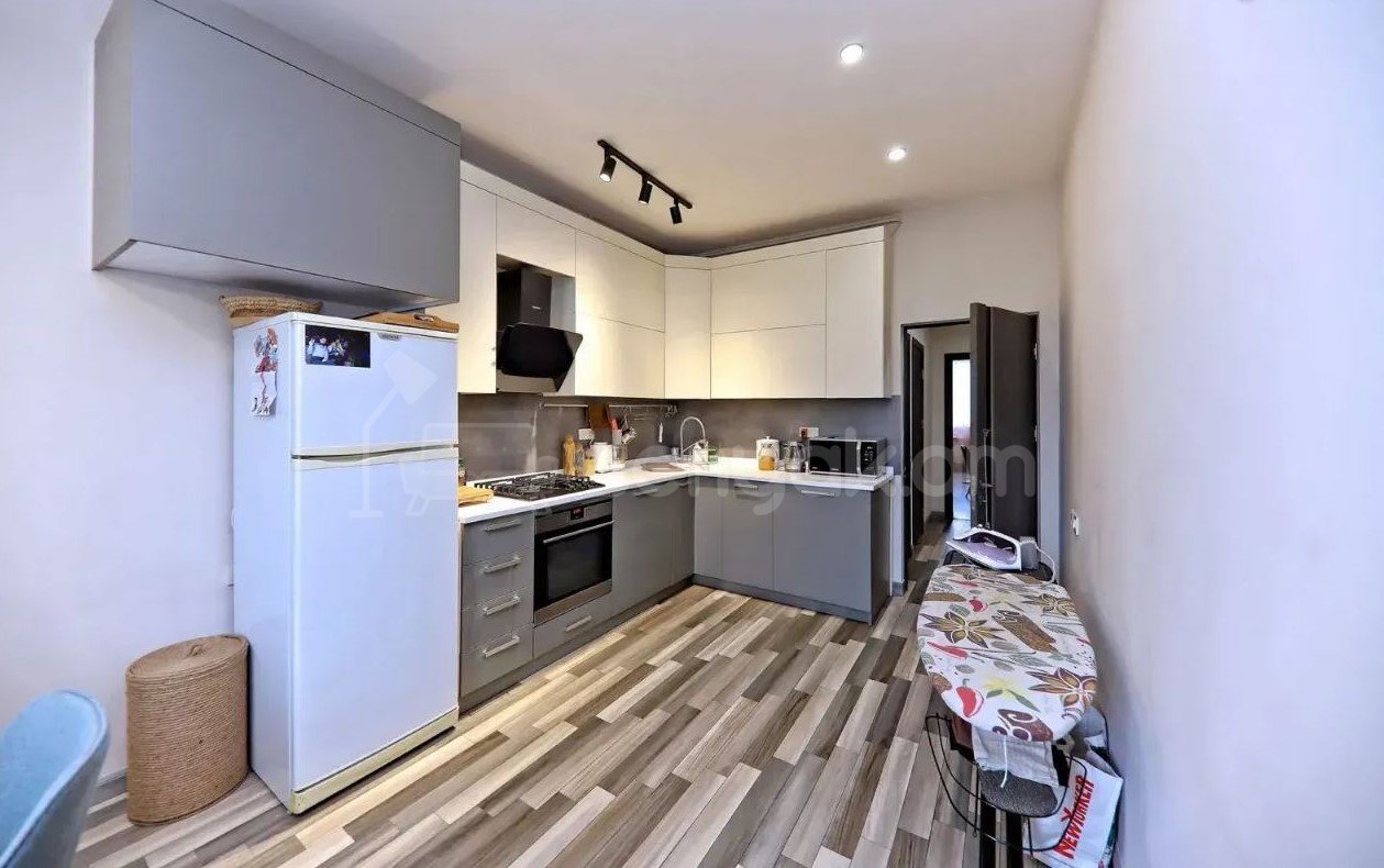 3 Սենյականոց Բնակարան Քարե Շենքում, 90քմ, 4/5 հարկ, Դիզայներական Վերանորոգված