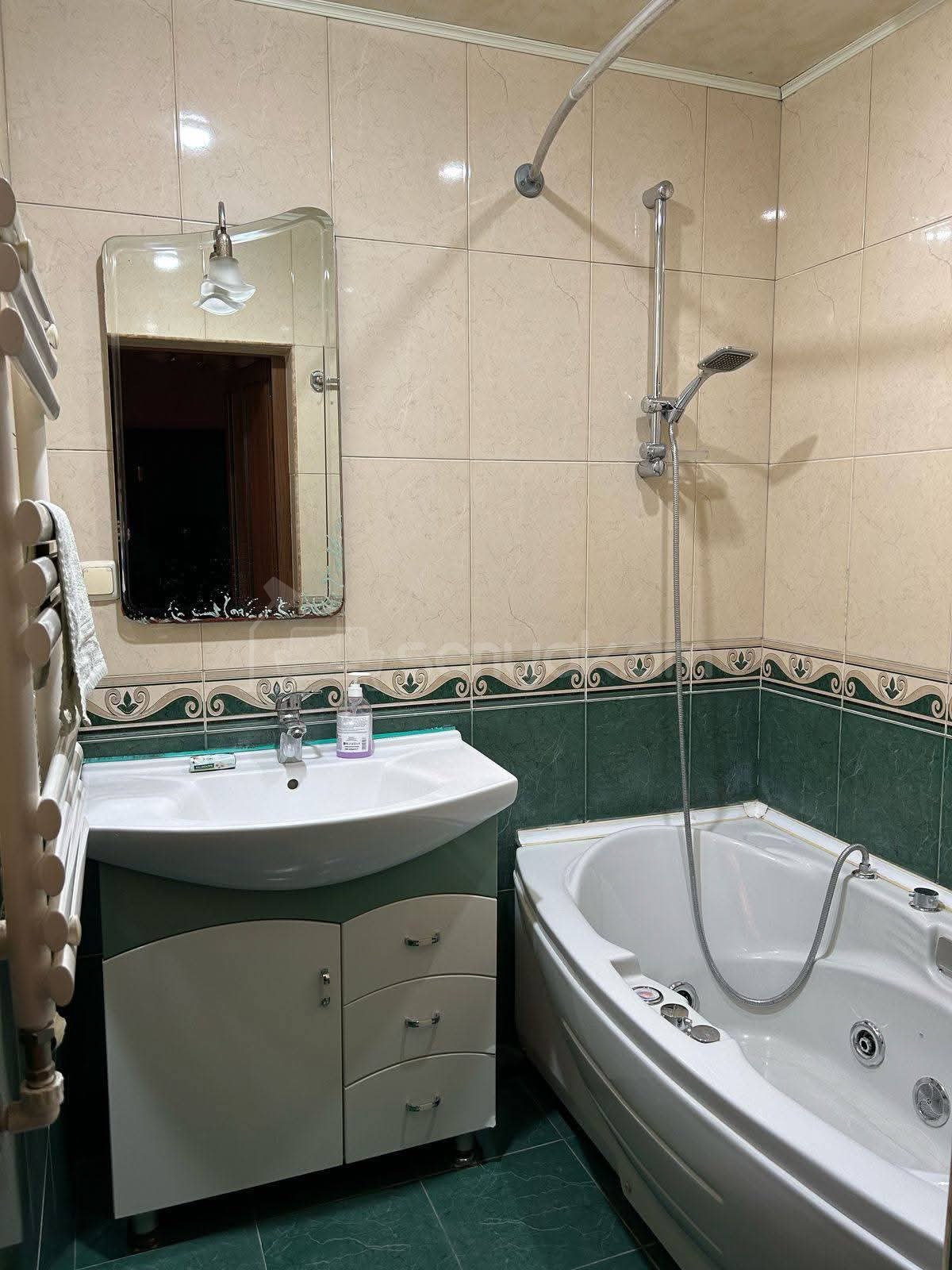 3 Սենյականոց Բնակարան Քարե Շենքում, 72քմ, 4/5 հարկ, Կապիտալ Վերանորոգված