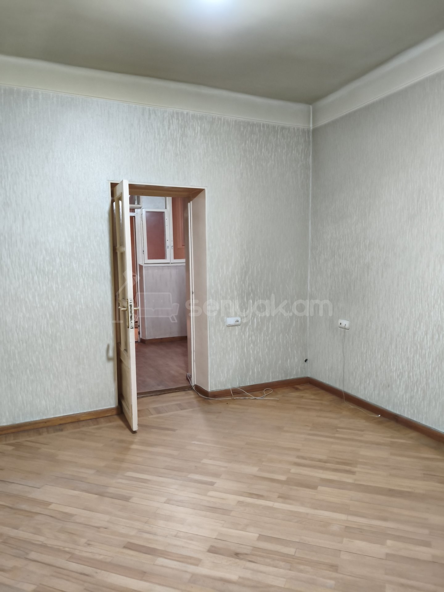 3 Սենյականոց Բնակարան Քարե Շենքում, 77քմ, 1/1 հարկ, Նորմալ Վիճակում, Կահավորված