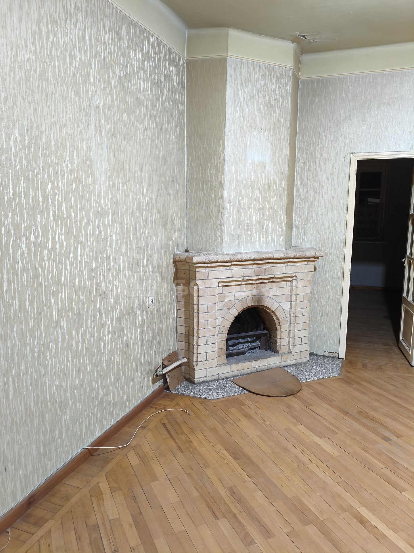 3 Սենյականոց Բնակարան Քարե Շենքում, 77քմ, 1/1 հարկ, Նորմալ Վիճակում, Կահավորված