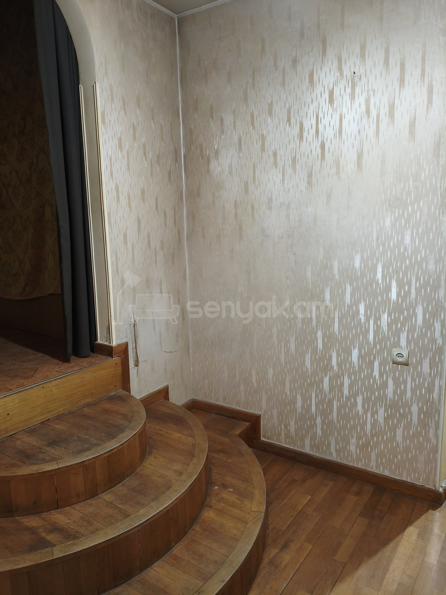 3 Սենյականոց Բնակարան Քարե Շենքում, 77քմ, 1/1 հարկ, Նորմալ Վիճակում, Կահավորված