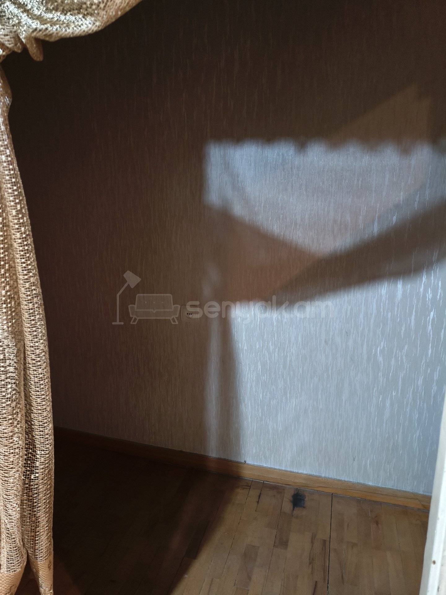 3 Սենյականոց Բնակարան Քարե Շենքում, 77քմ, 1/1 հարկ, Նորմալ Վիճակում, Կահավորված