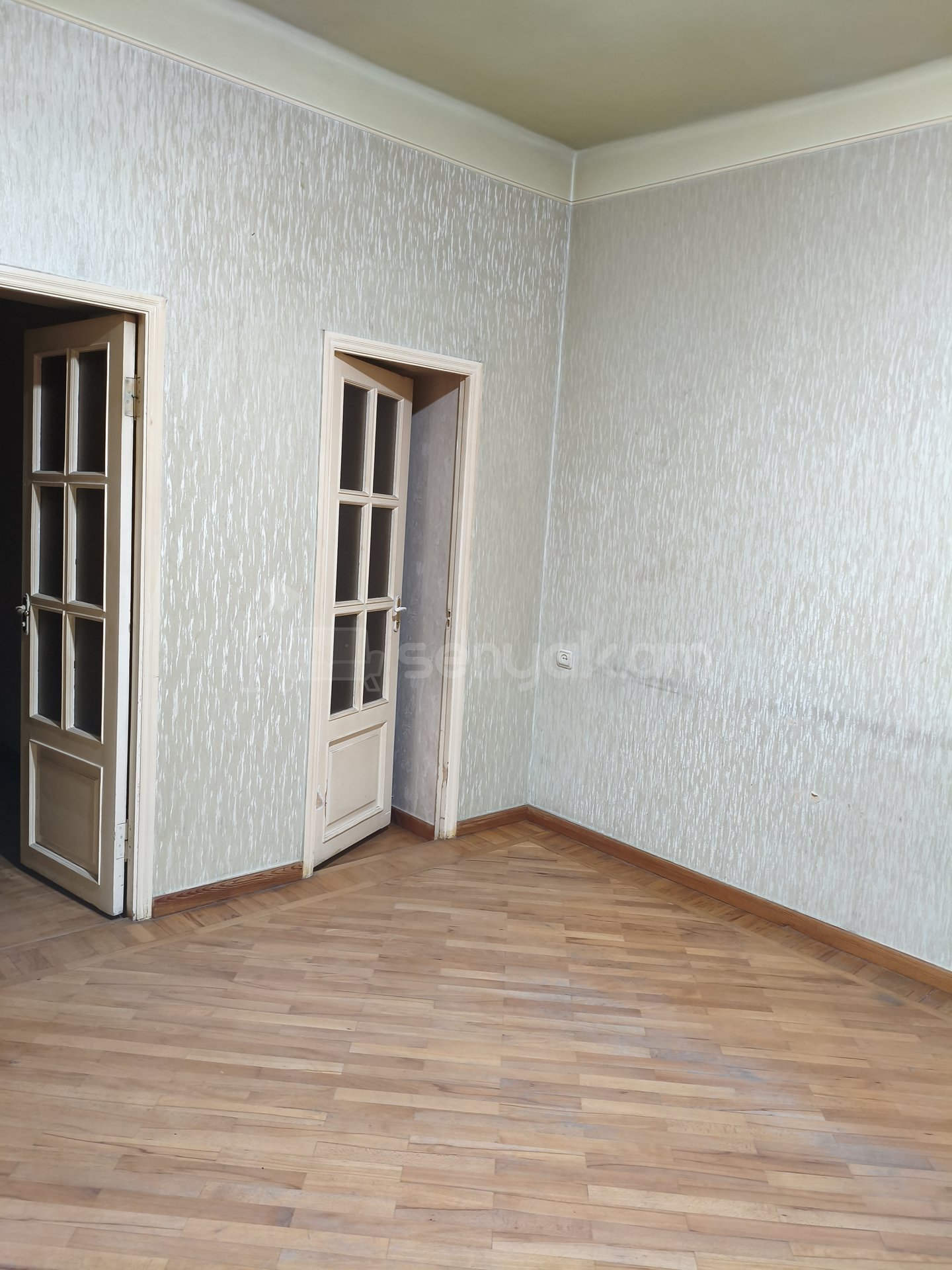 3 Սենյականոց Բնակարան Քարե Շենքում, 77քմ, 1/1 հարկ, Նորմալ Վիճակում, Կահավորված