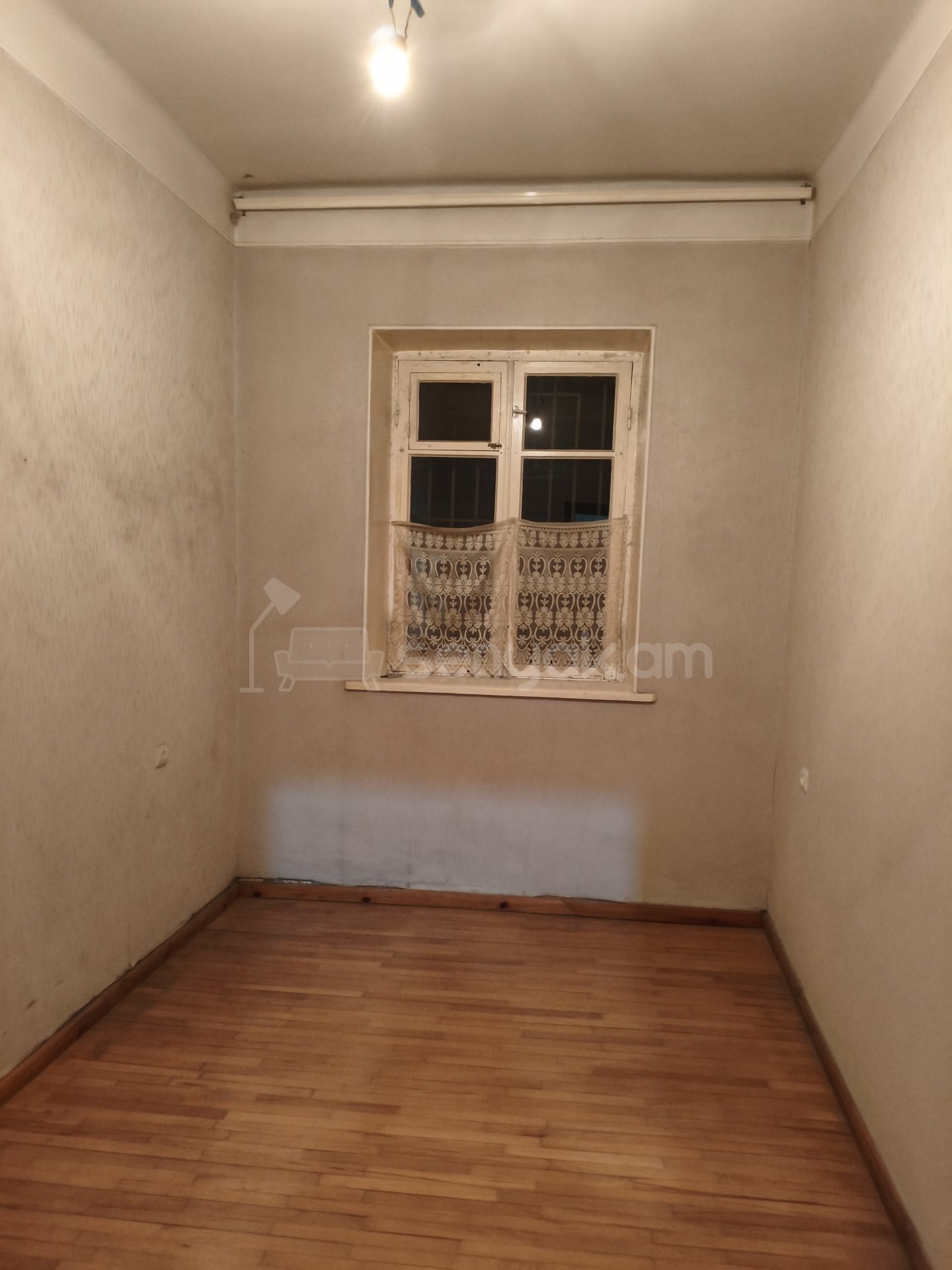 3 Սենյականոց Բնակարան Քարե Շենքում, 77քմ, 1/1 հարկ, Նորմալ Վիճակում, Կահավորված