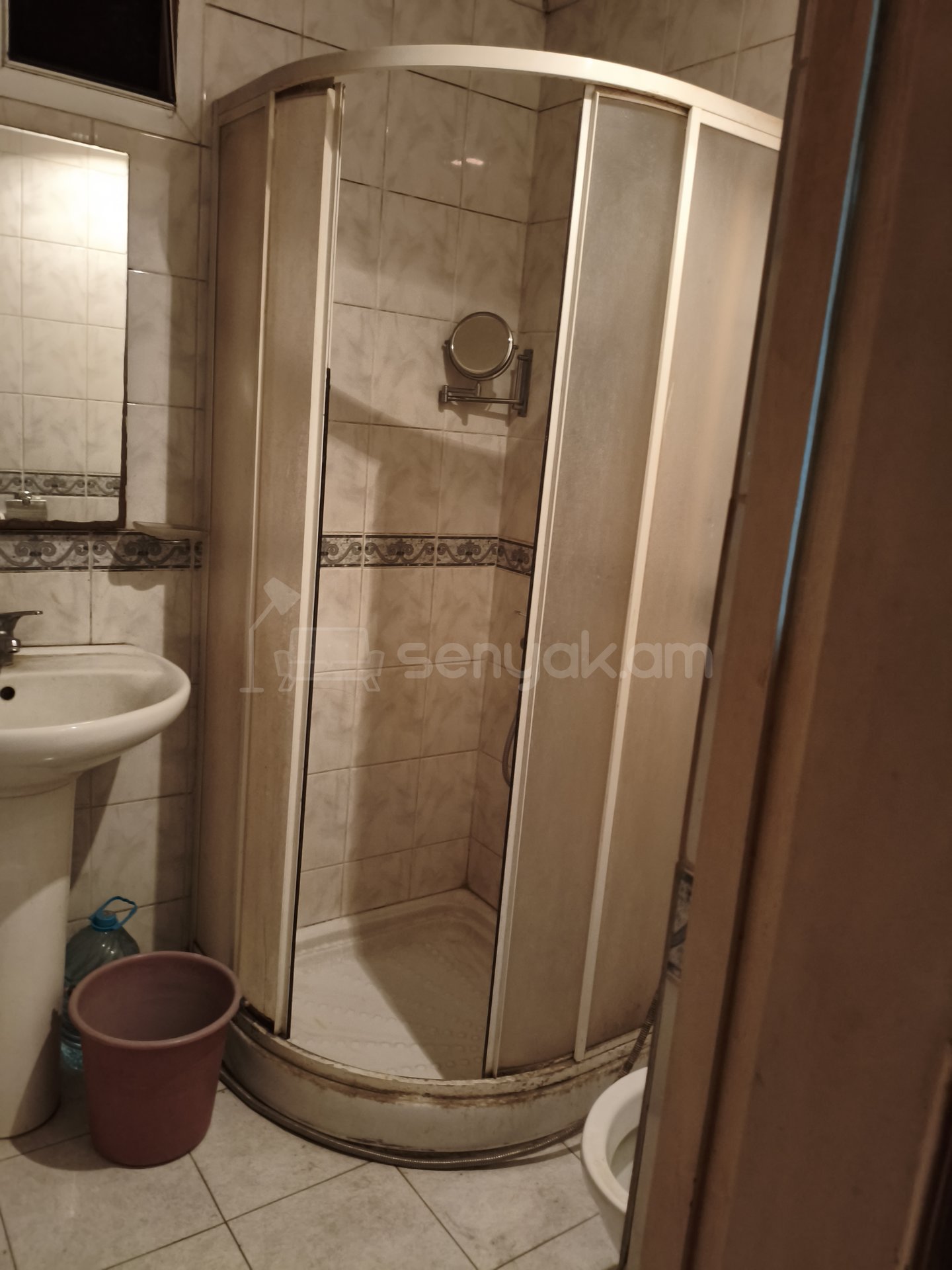 3 Սենյականոց Բնակարան Քարե Շենքում, 77քմ, 1/1 հարկ, Նորմալ Վիճակում, Կահավորված